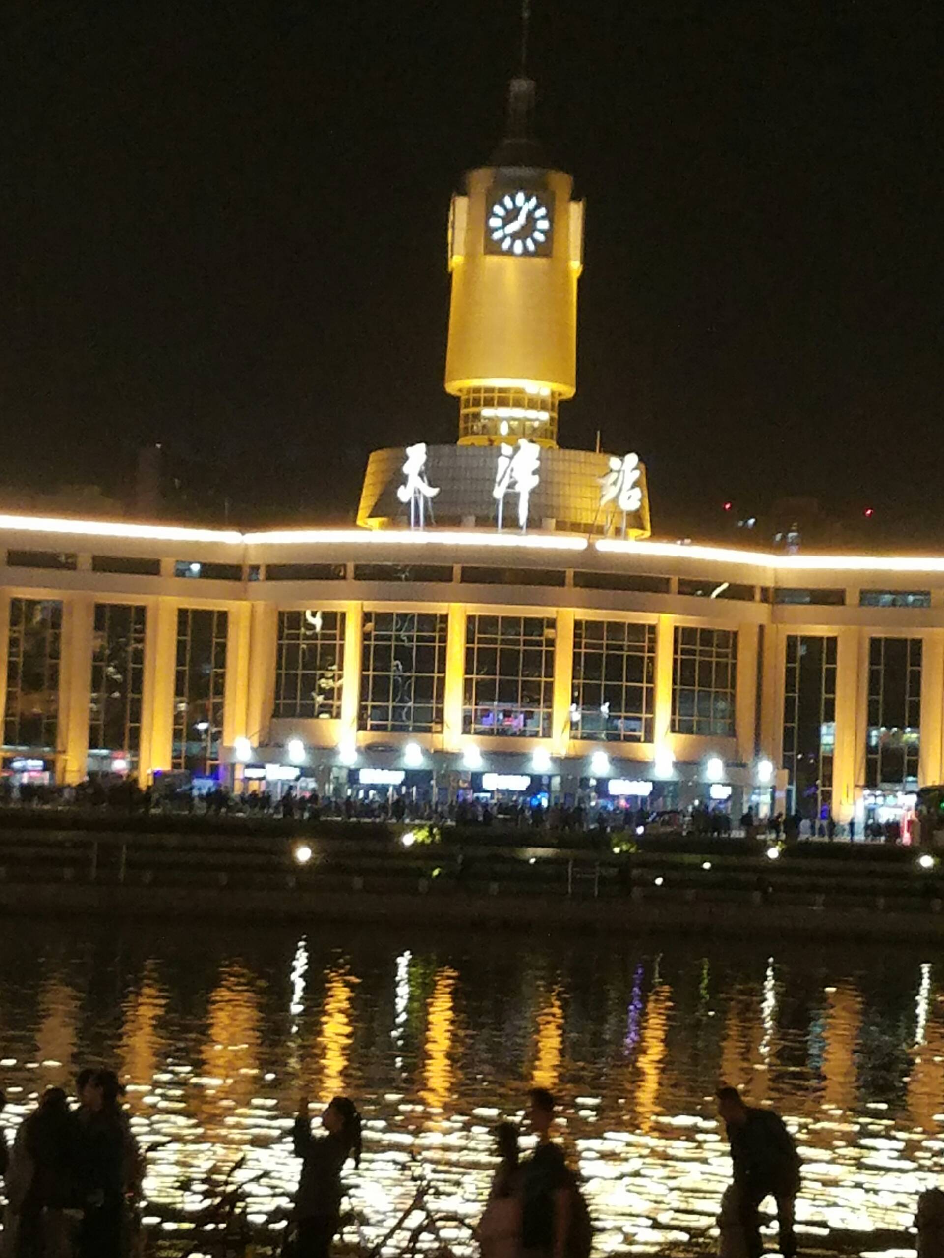 天津站照片夜景竖版图片