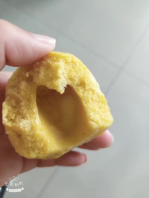 手机捧着窝窝头,还没有菜           271